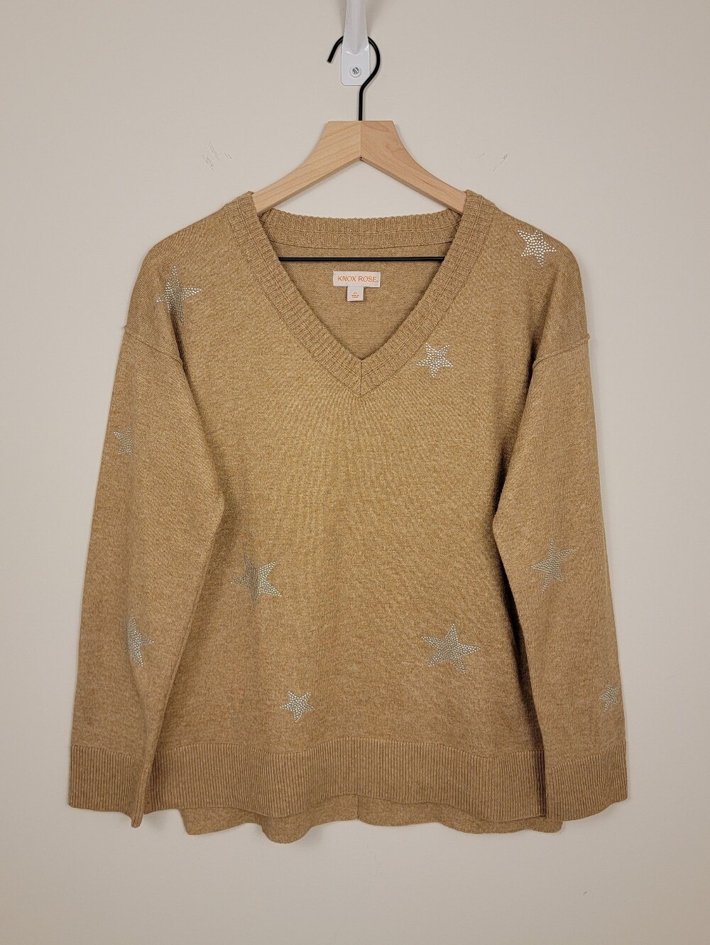 Knox Rose Tan Beige Metallic Silver Star V-Neck Knit Sweater M⁠